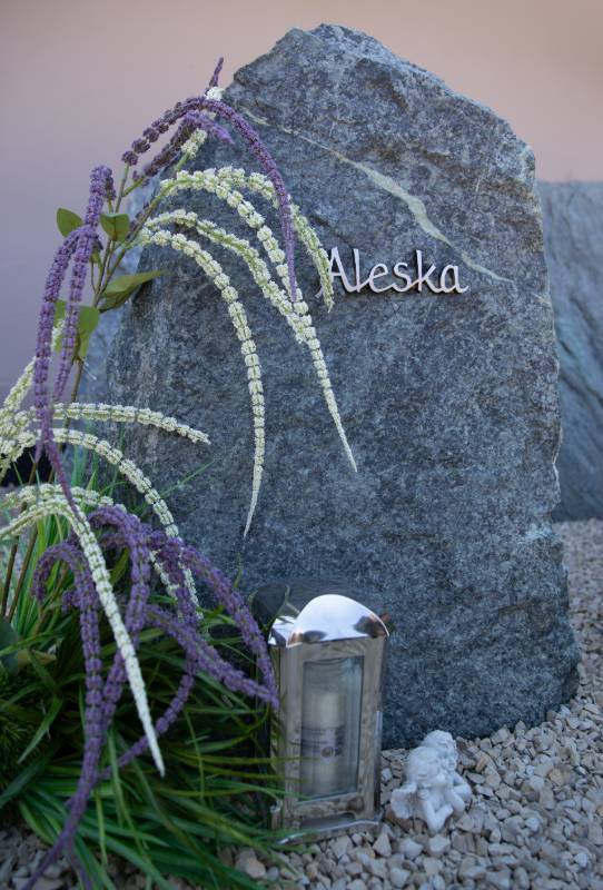 Einzelgrabstein ,,Aleska green" in grünem Naturstein