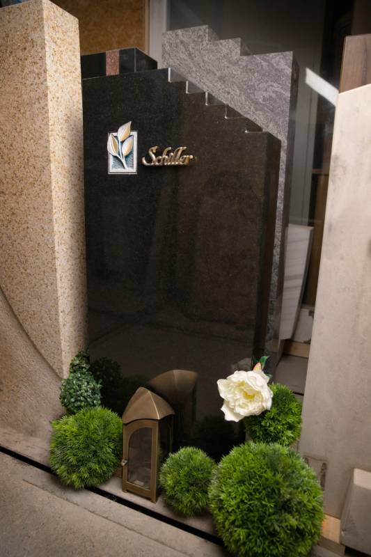 Doppelgrabstein ,,Schiller & Himmelstreppe" mit Blätterzweig in polierten Nero Assoluto Granit
