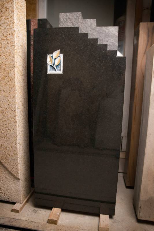 Doppelgrabstein ,,Schiller & Himmelstreppe" mit Blätterzweig in polierten Nero Assoluto Granit - Ansicht 2