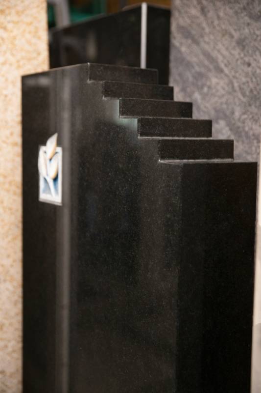 Doppelgrabstein ,,Schiller & Himmelstreppe" mit Blätterzweig in polierten Nero Assoluto Granit - Ansicht 3