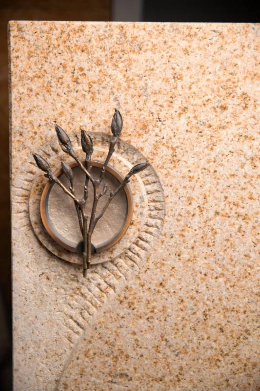 Einzelgrabstein ,, Selma & Bronzezweig" in handwerklich bearbeiteten Granit - Ansicht 3