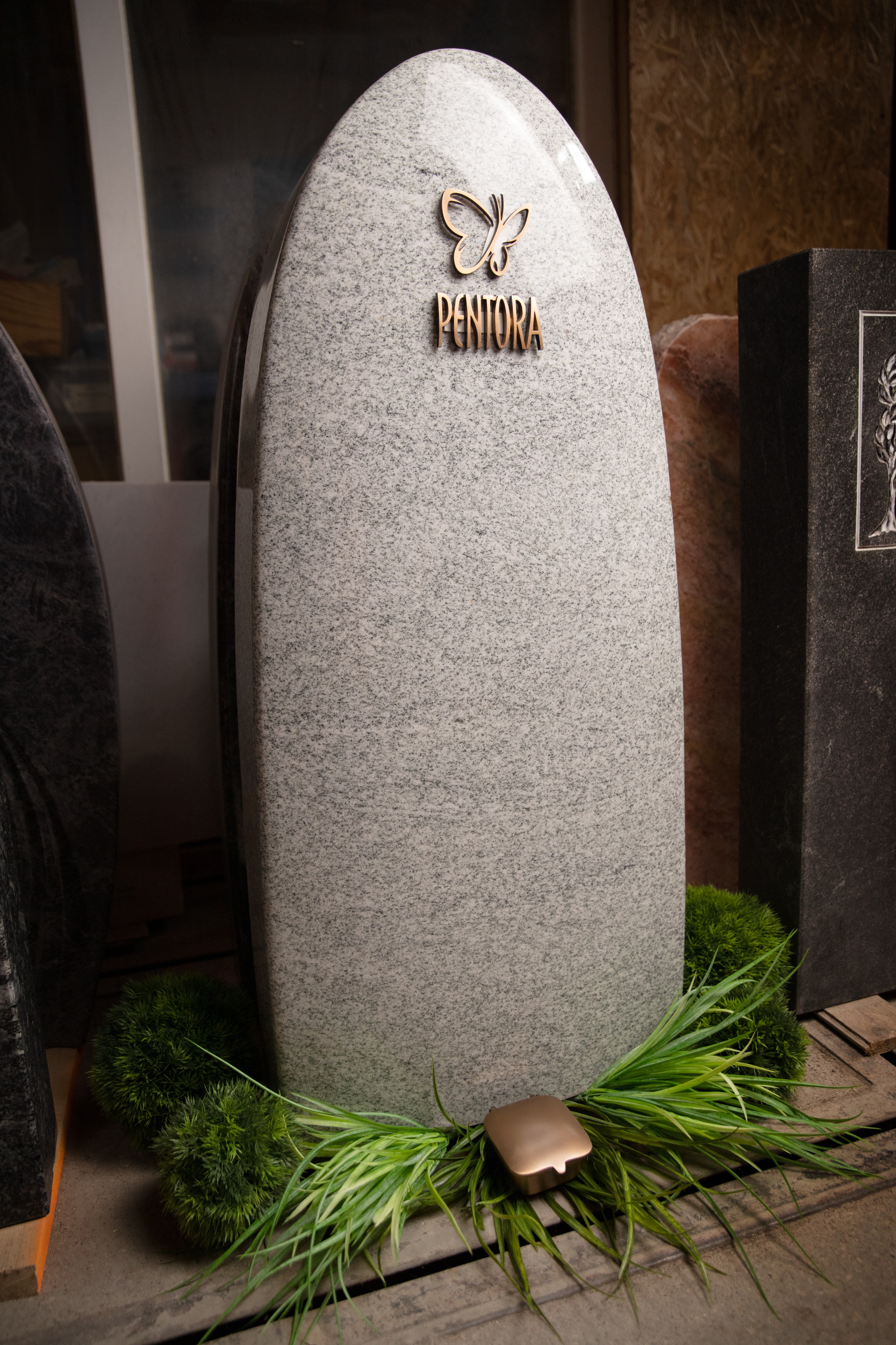Doppelgrabstein ,,Pentora" in hellen polierten Granit