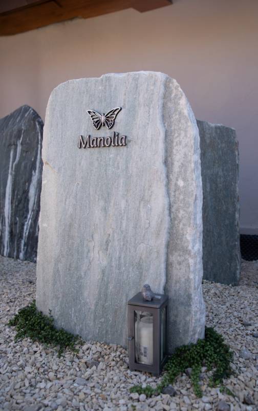 Doppelgrabstein ,,Manolia" in hellen, grünen Naturstein
