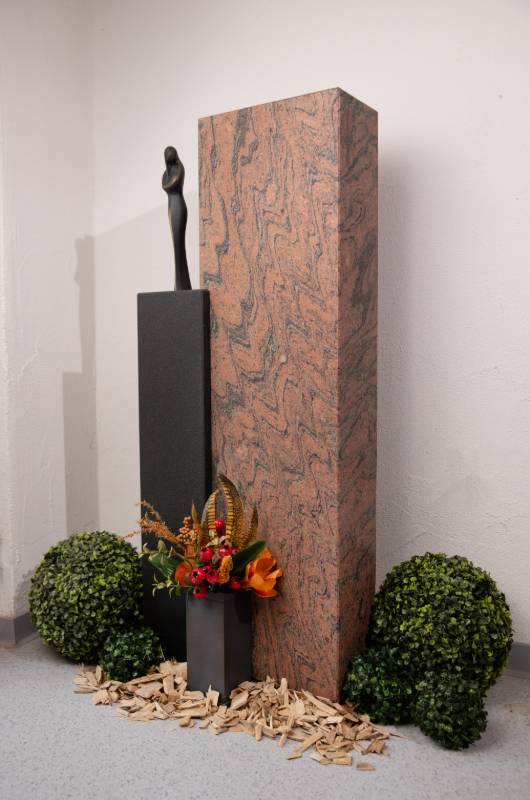 Doppelgrabstein ,,Madre" 2-teilig mit moderner Bronze Statue