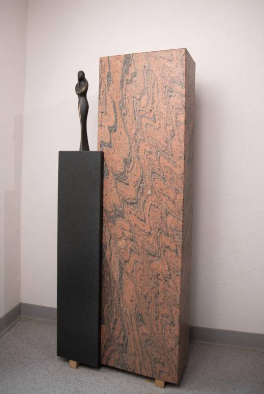 Doppelgrabstein ,,Madre" 2-teilig mit moderner Bronze Statue - Ansicht 2