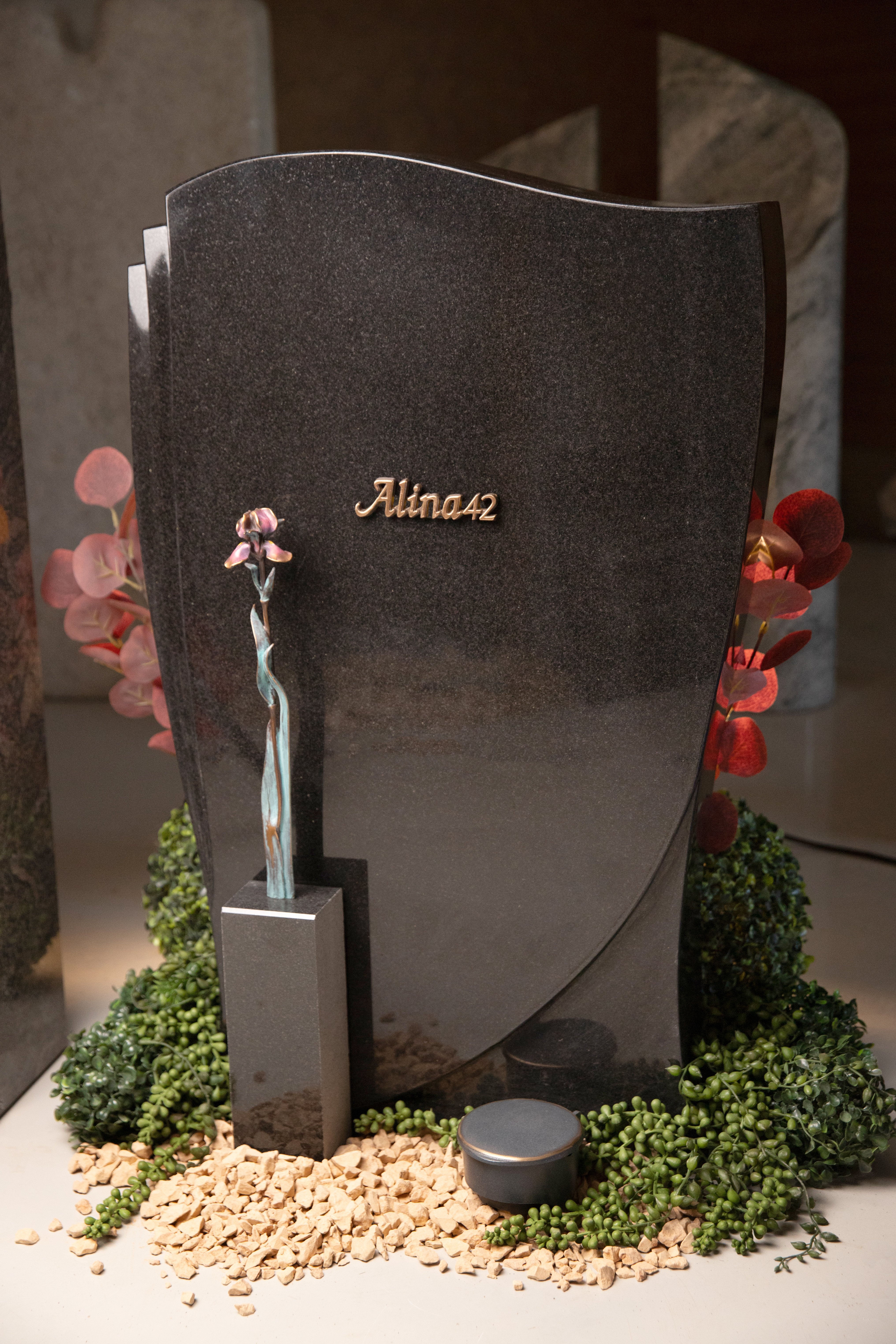 Einzelgrabstein ,,Alina" aus schwarzem polierten Nero Assoluto Granit