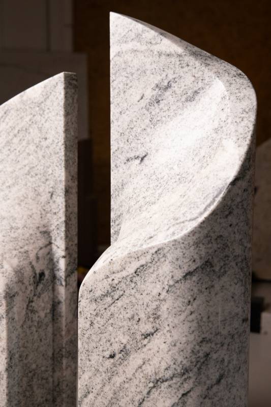 Doppelgrabstein ,,Luce" 3-teilig aus polierten Viscount White Granit - Ansicht 3