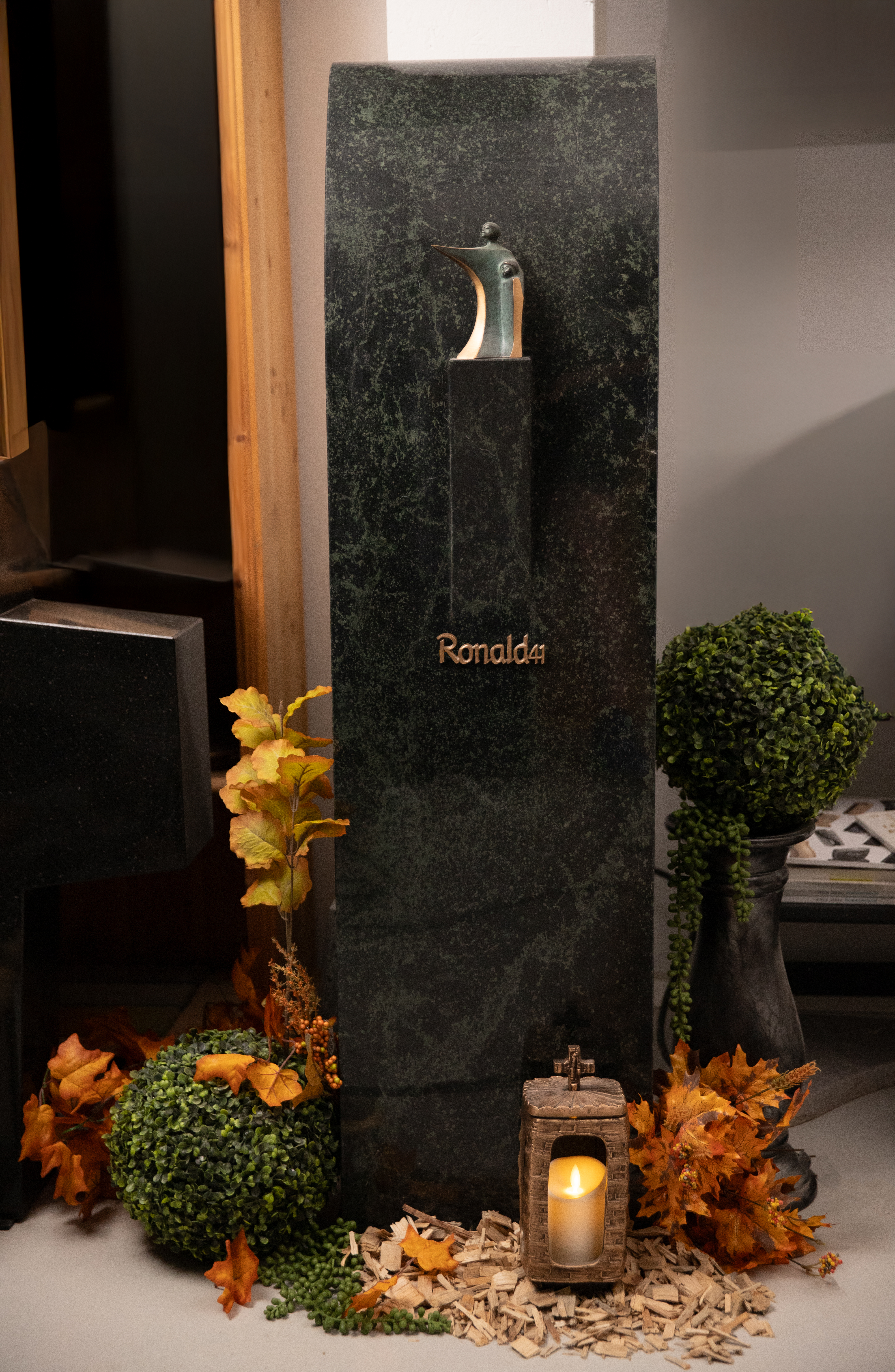 Doppelgrabstein ,,Ronald & Segen" in poliertem grünen Kalkstein mit Bronzefigur