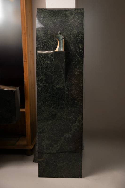 Doppelgrabstein ,,Ronald & Segen" in poliertem grünen Kalkstein mit Bronzefigur - Ansicht 2