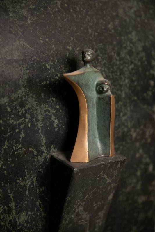 Doppelgrabstein ,,Ronald & Segen" in poliertem grünen Kalkstein mit Bronzefigur - Ansicht 3