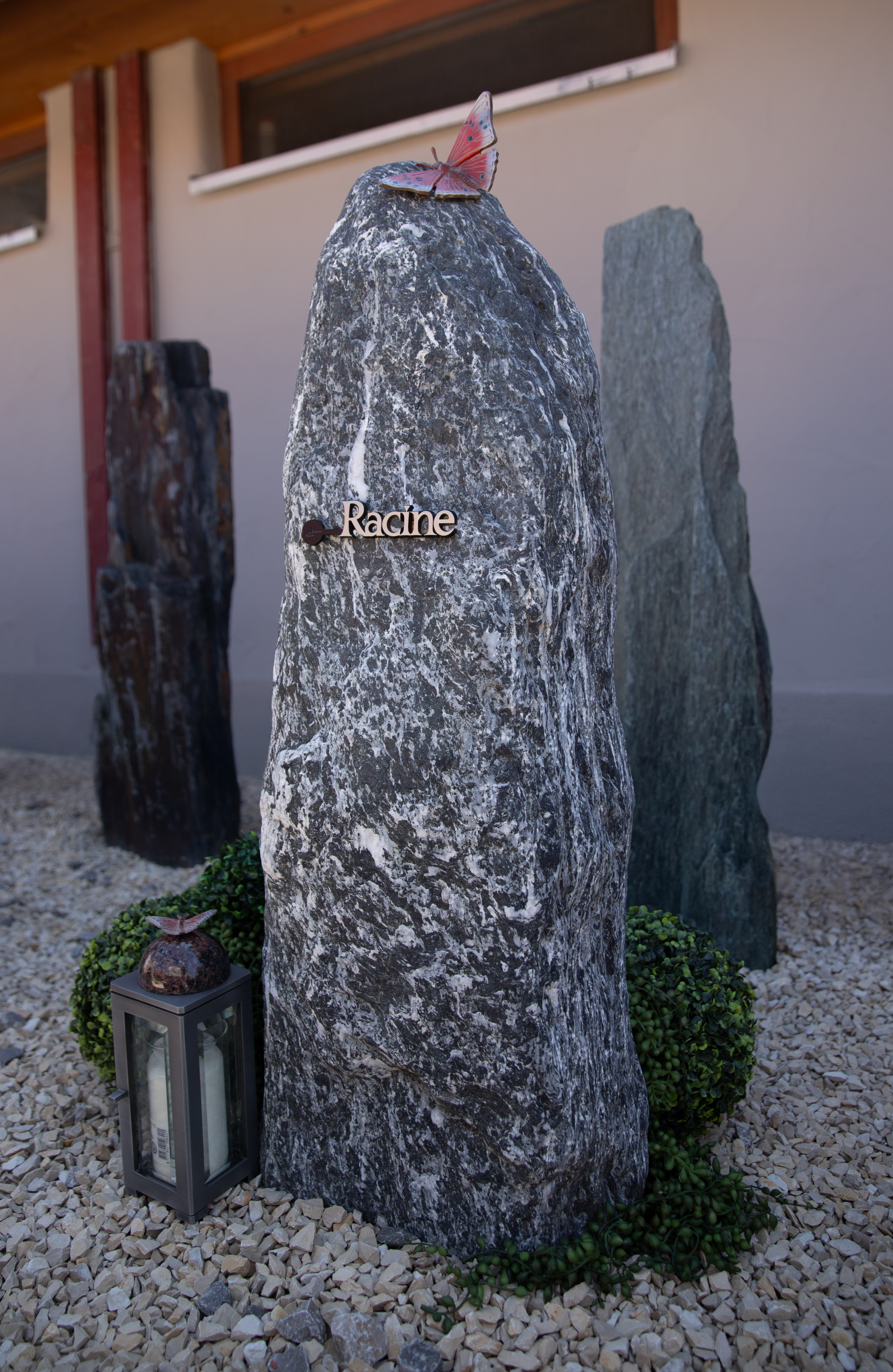 Einzelgrabstein ,,Racine & Schmetterling" in marmorierten Felsen
