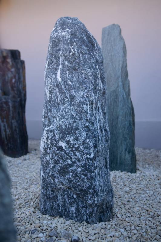 Einzelgrabstein ,,Racine & Schmetterling" in marmorierten Felsen - Ansicht 2
