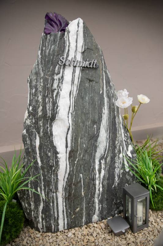 Doppelgrabstein ,,Palito" aus einem Gletscherfelsen