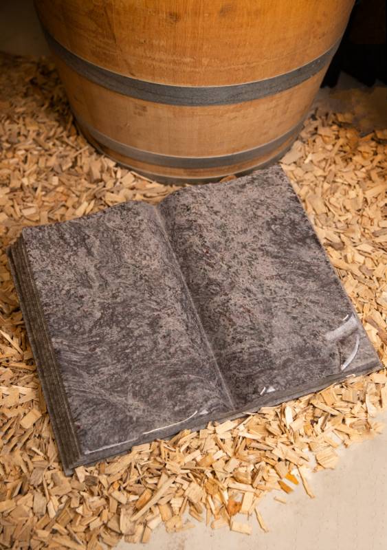 Urnengrabstein ,,Gisela & Kreuz" Buch in poliertem Granit - Ansicht 2