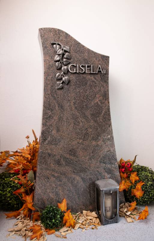 Einzelgrabstein ,,Gisela" mit silbernen Blätter Ornament
