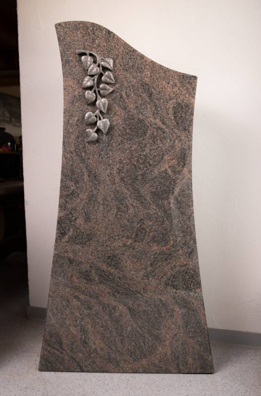 Einzelgrabstein ,,Gisela" mit silbernen Blätter Ornament - Ansicht 2