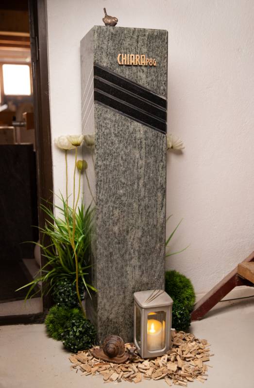 Doppelgrabstein ,,Chiara" in grünem polierten Naturstein mit eleganter Einlage