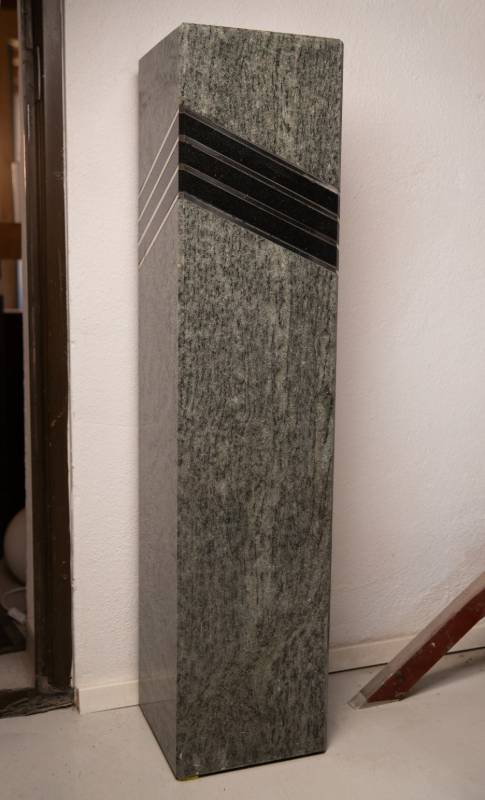 Doppelgrabstein ,,Chiara" in grünem polierten Naturstein mit eleganter Einlage - Ansicht 2