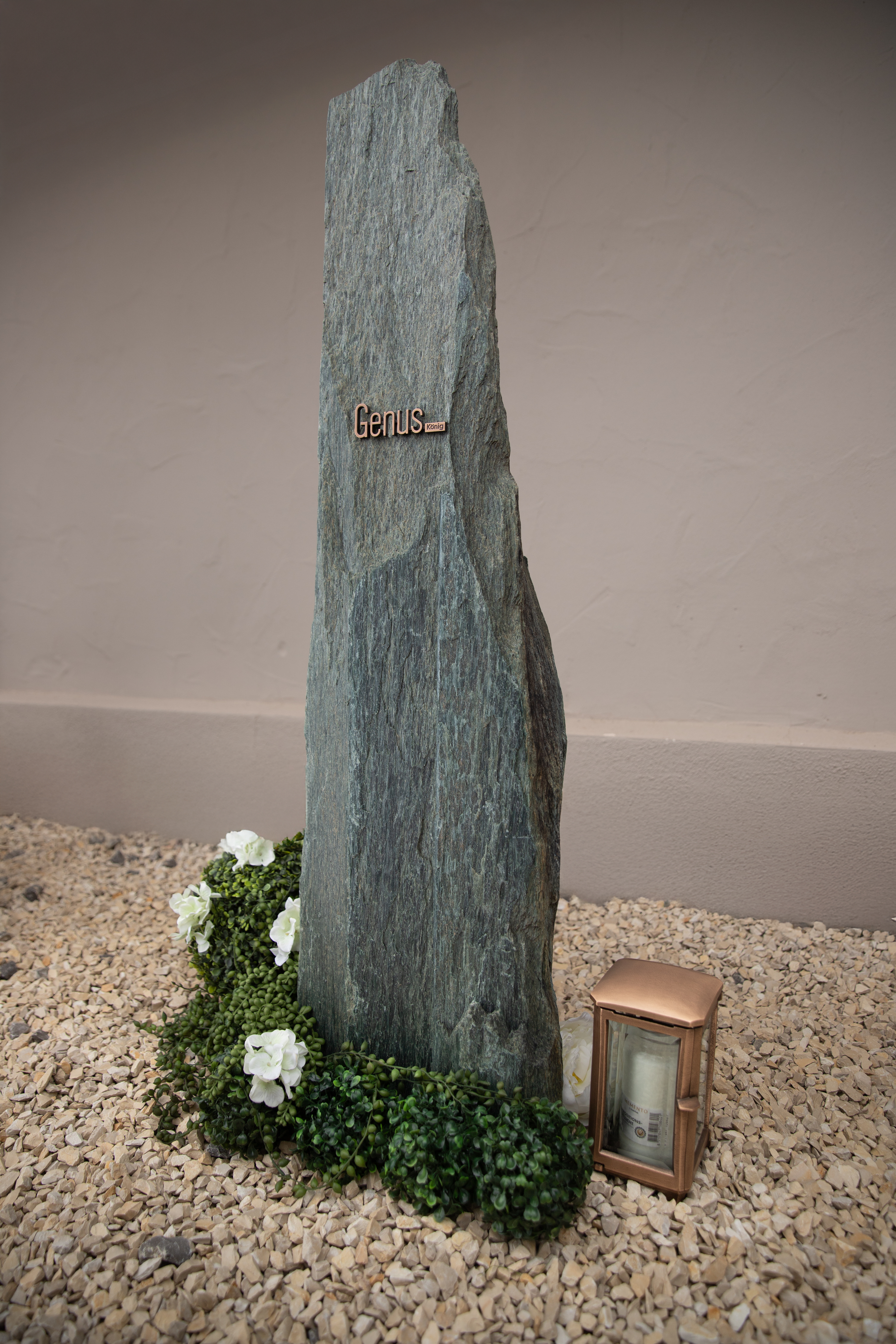 Einzelgrabstein ,,Genus" in grünem Naturstein