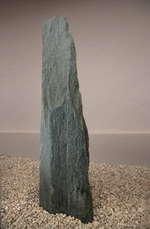 Einzelgrabstein ,,Genus" in grünem Naturstein - Ansicht 2