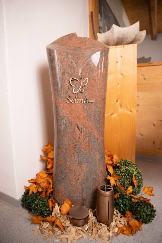 Einzelgrabstein ,,Selma" in rotem polierten Granit