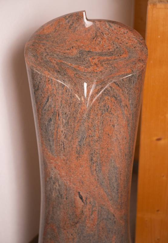 Einzelgrabstein ,,Selma" in rotem polierten Granit - Ansicht 2
