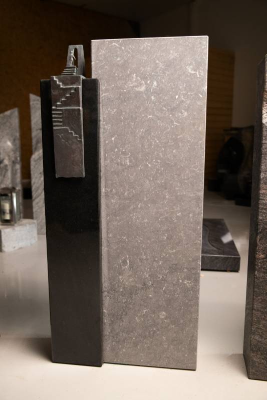 Doppelgrabstein ,,Schiller" 2-teilig mit Himmelstreppe und Pforte aus Bronze - Ansicht 2
