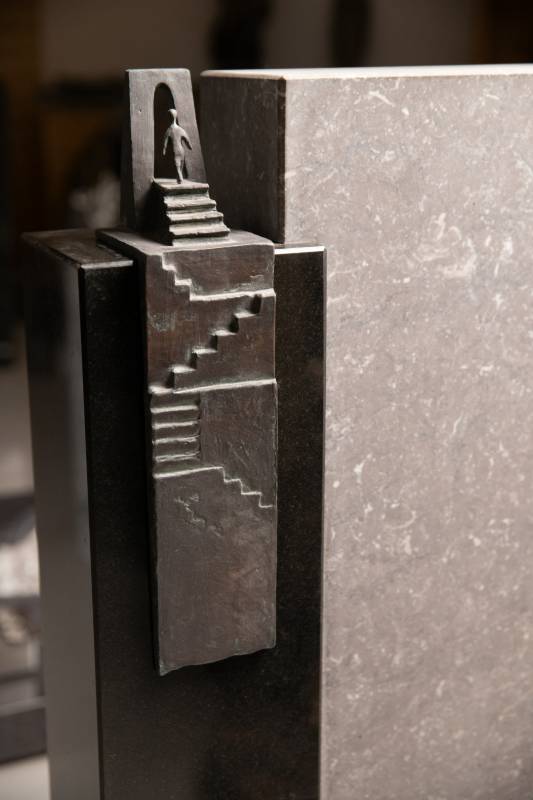 Doppelgrabstein ,,Schiller" 2-teilig mit Himmelstreppe und Pforte aus Bronze - Ansicht 3