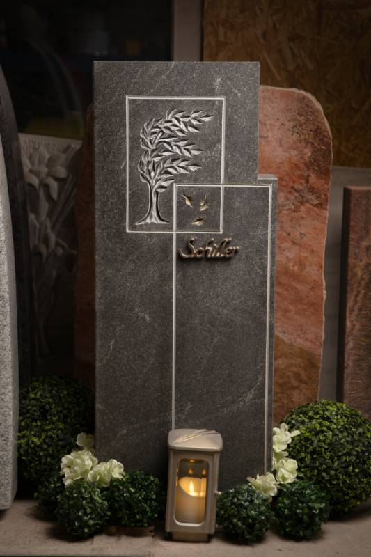 Einzelgrabstein ,,Schiller & Baum" mit Bildhauerornament in fein geschliffenen Granit