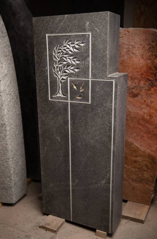 Einzelgrabstein ,,Schiller & Baum" mit Bildhauerornament in fein geschliffenen Granit - Ansicht 2