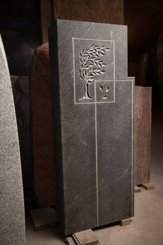 Einzelgrabstein ,,Schiller & Baum" mit Bildhauerornament in fein geschliffenen Granit - Ansicht 3