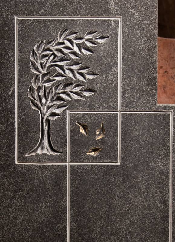 Einzelgrabstein ,,Schiller & Baum" mit Bildhauerornament in fein geschliffenen Granit - Ansicht 4