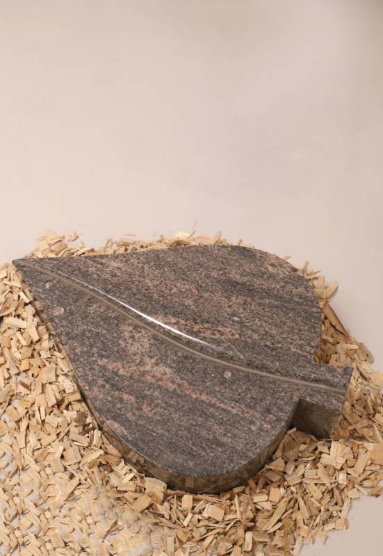 Urnengrabstein ,,Akzenta" Blatt in poliertem Granit - Ansicht 2