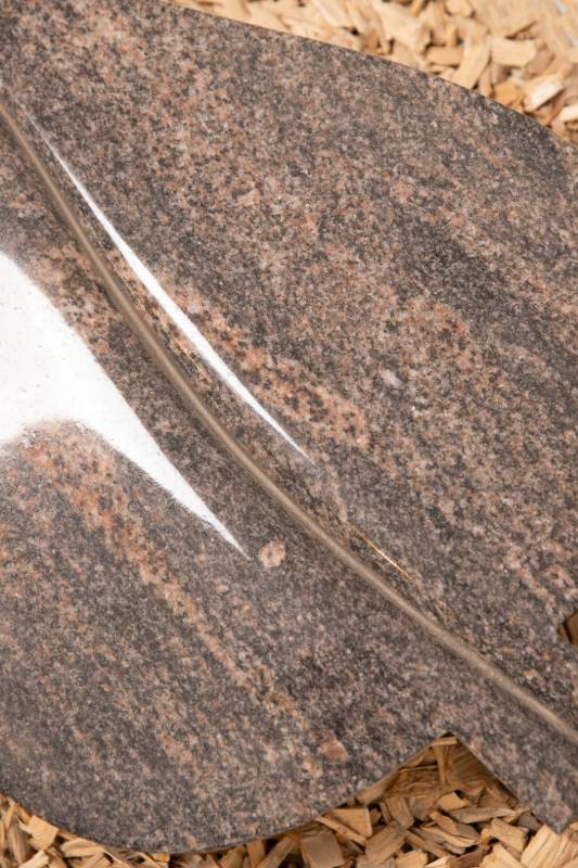 Urnengrabstein ,,Akzenta" Blatt in poliertem Granit - Ansicht 3