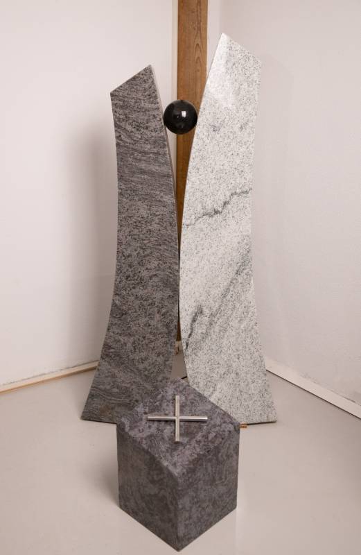Doppelgrabstein ,,Marble" 3-teilig mit Sockel und Kreuz aus Edelstahl - Ansicht 2