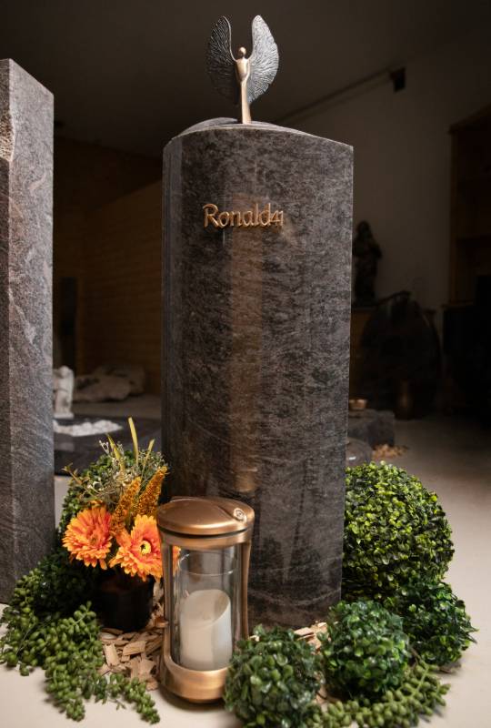 Einzelgrabstein ,,Ronald" mit Engel aus Bronze mit Sonderpatina