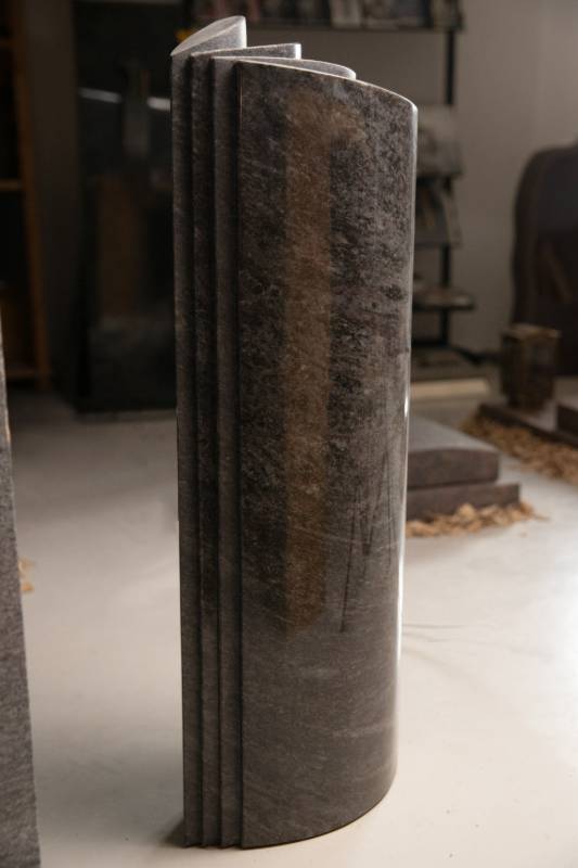 Einzelgrabstein ,,Ronald" mit Engel aus Bronze mit Sonderpatina - Ansicht 2