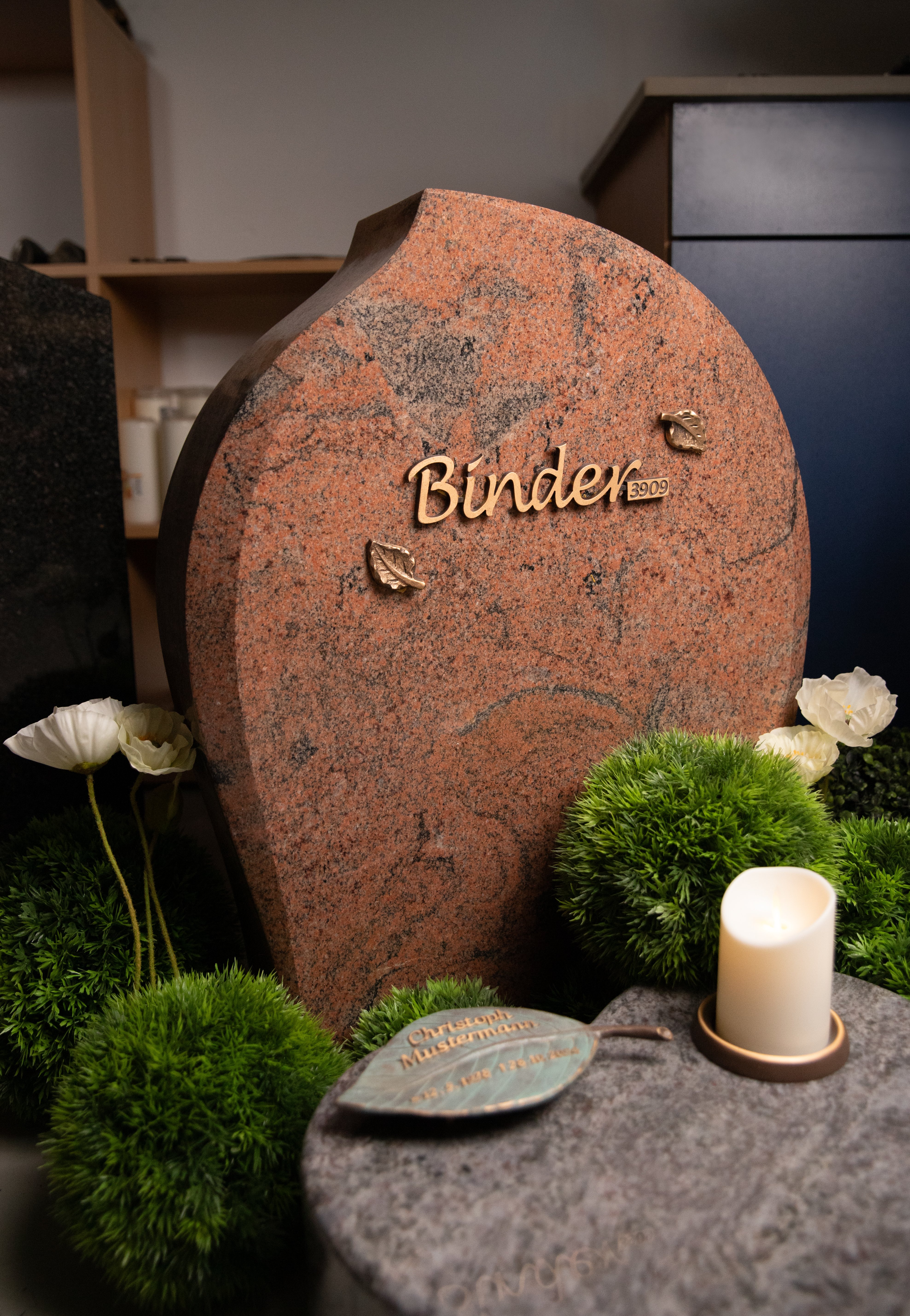 Urnengrabstein ,,Binder" in rotem polierten Granit