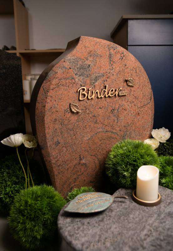 Urnengrabstein ,,Binder" in rotem polierten Granit