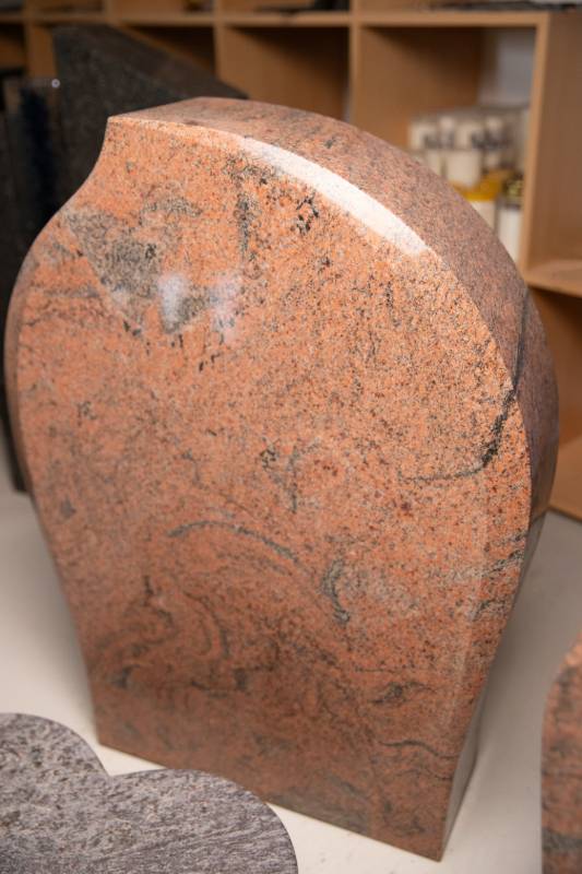 Urnengrabstein ,,Binder" in rotem polierten Granit - Ansicht 2