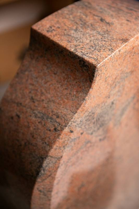 Urnengrabstein ,,Binder" in rotem polierten Granit - Ansicht 3