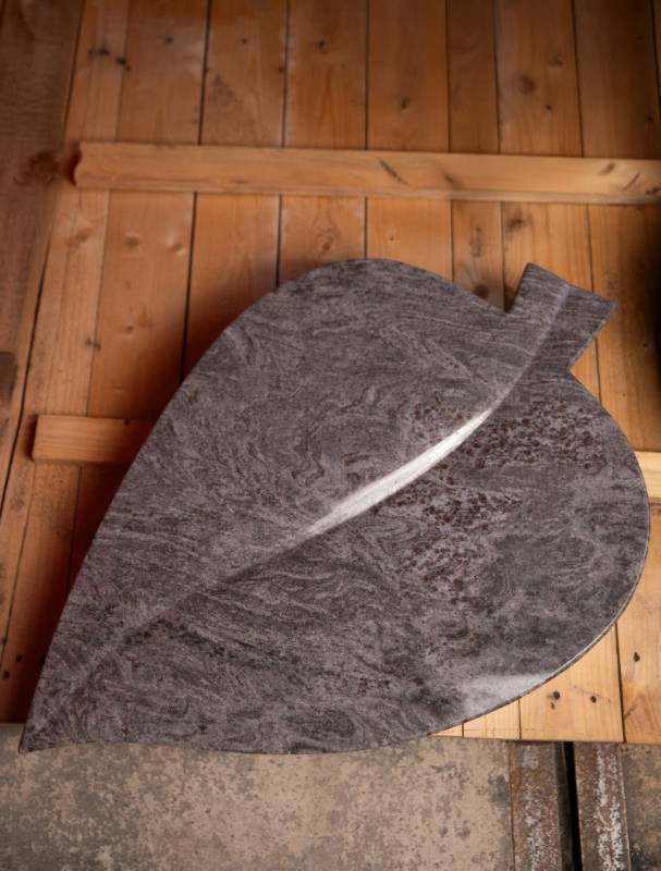 Urnengrabstein ,,Schiller mit Rose" Blatt in polierten Orion Granit - Ansicht 2