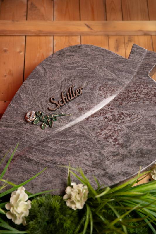 Urnengrabstein ,,Schiller mit Rose" Blatt in polierten Orion Granit - Ansicht 3