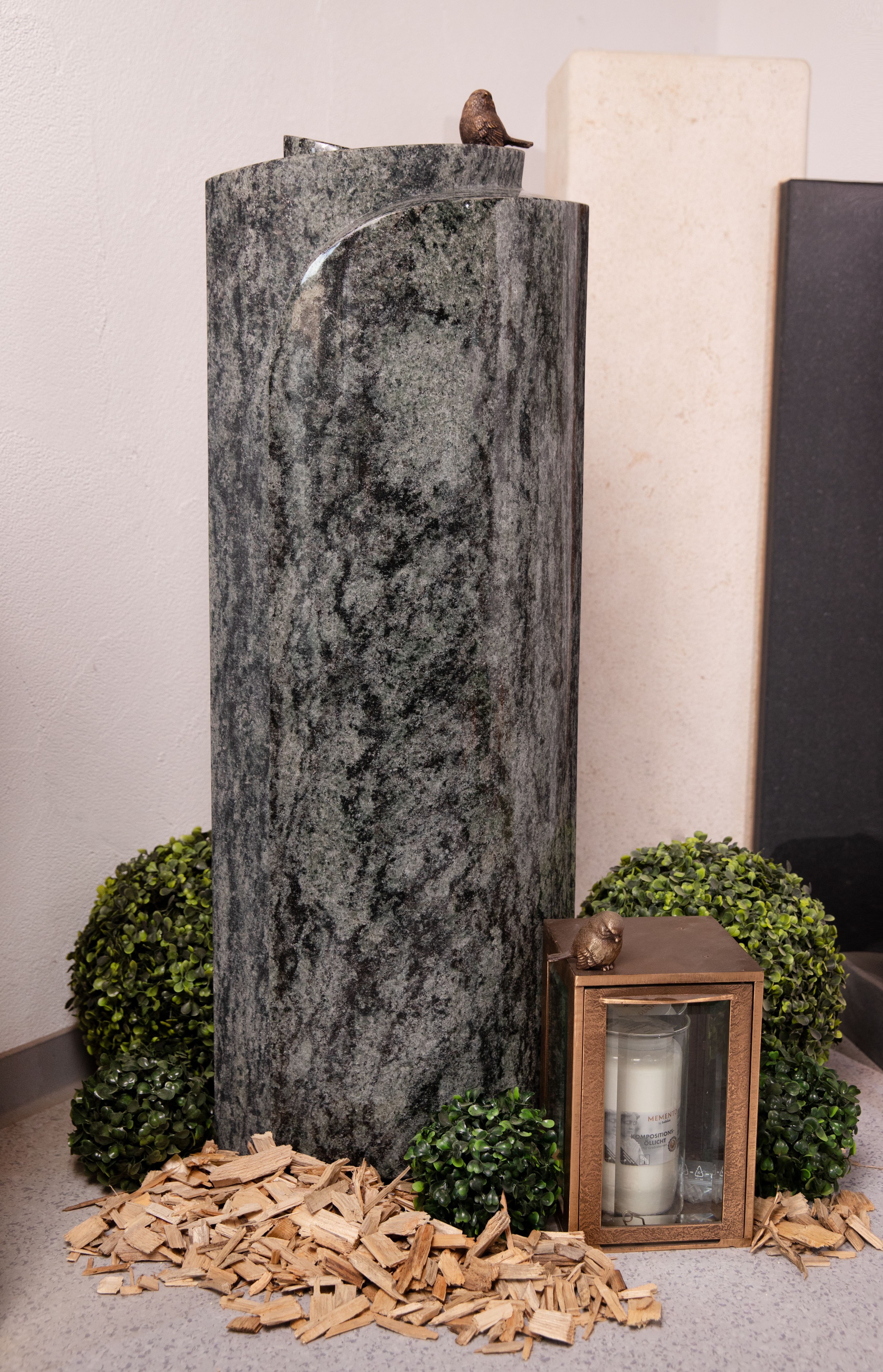 Einzelgrabstein Stele ,,Passero" mit geschwungenen Profilen