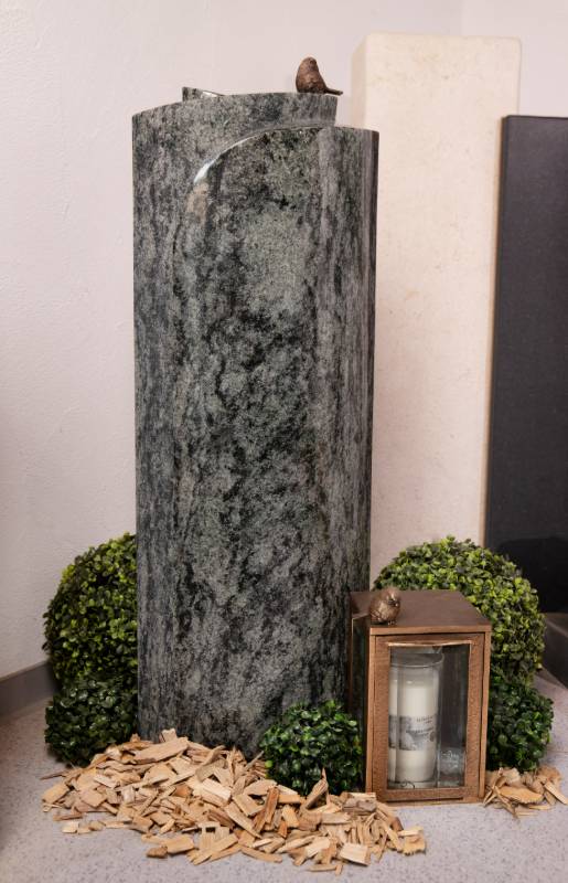 Einzelgrabstein Stele ,,Passero" mit geschwungenen Profilen
