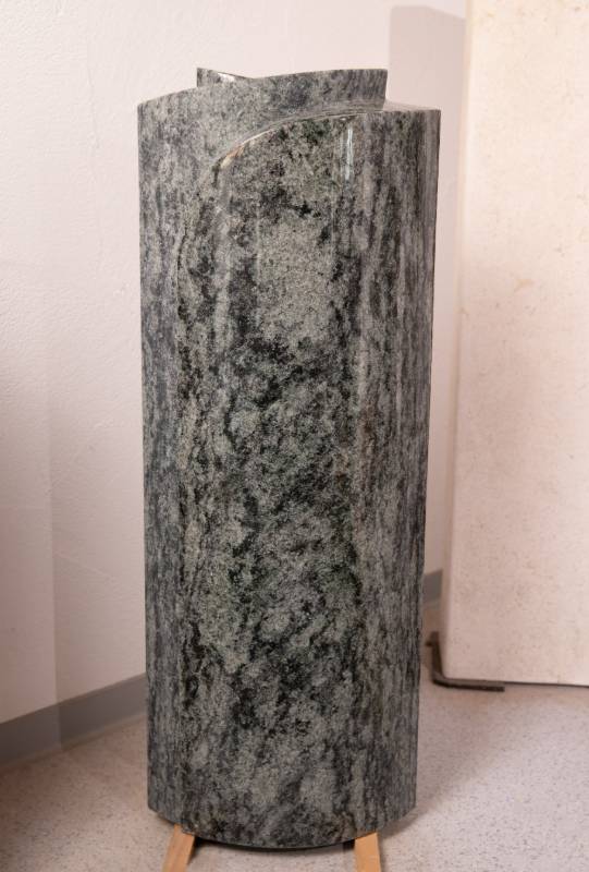 Einzelgrabstein Stele ,,Passero" mit geschwungenen Profilen - Ansicht 2