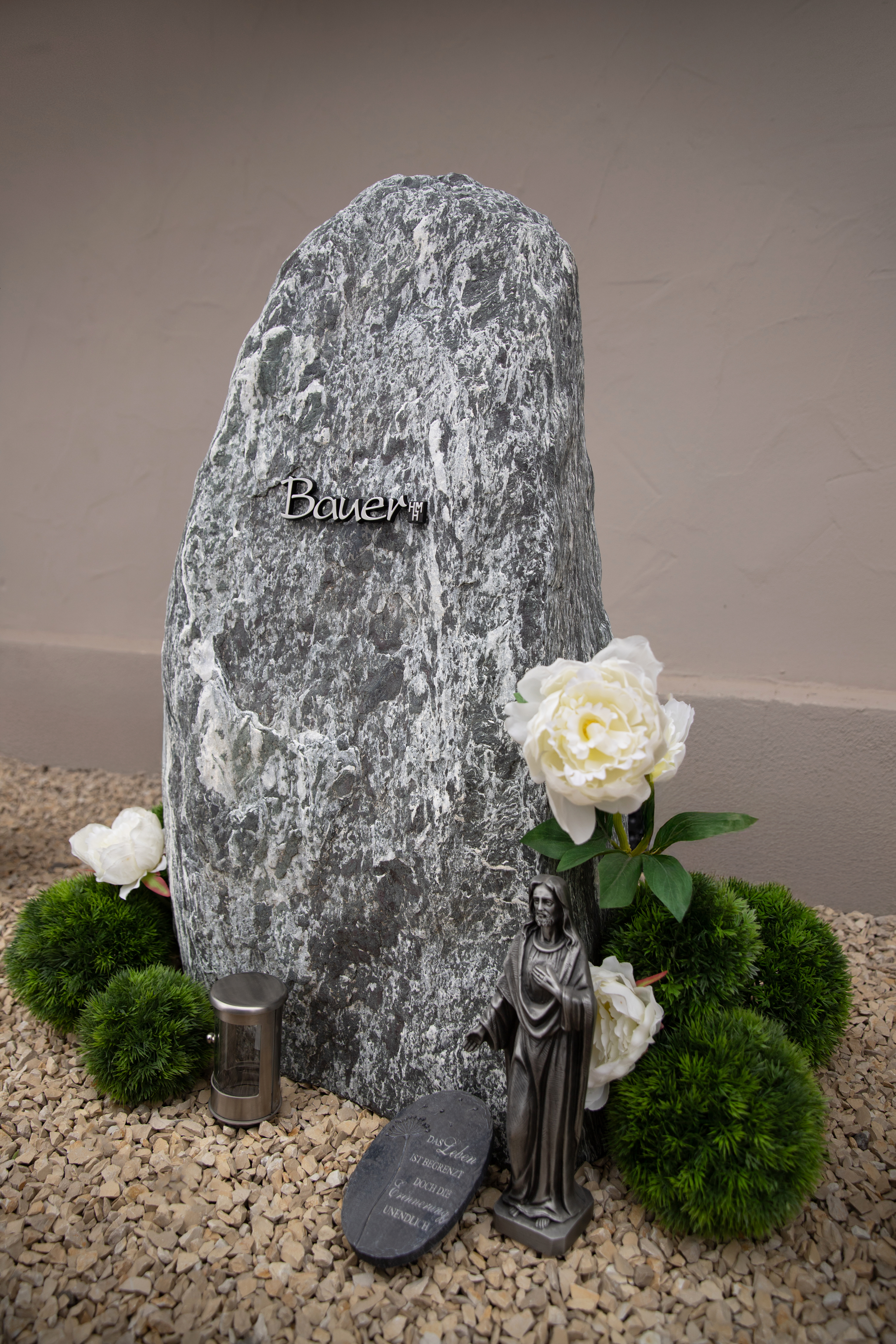 Einzelgrabstein ,,Bauer" in marmorierten Naturstein