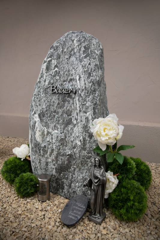 Einzelgrabstein ,,Bauer" in marmorierten Naturstein