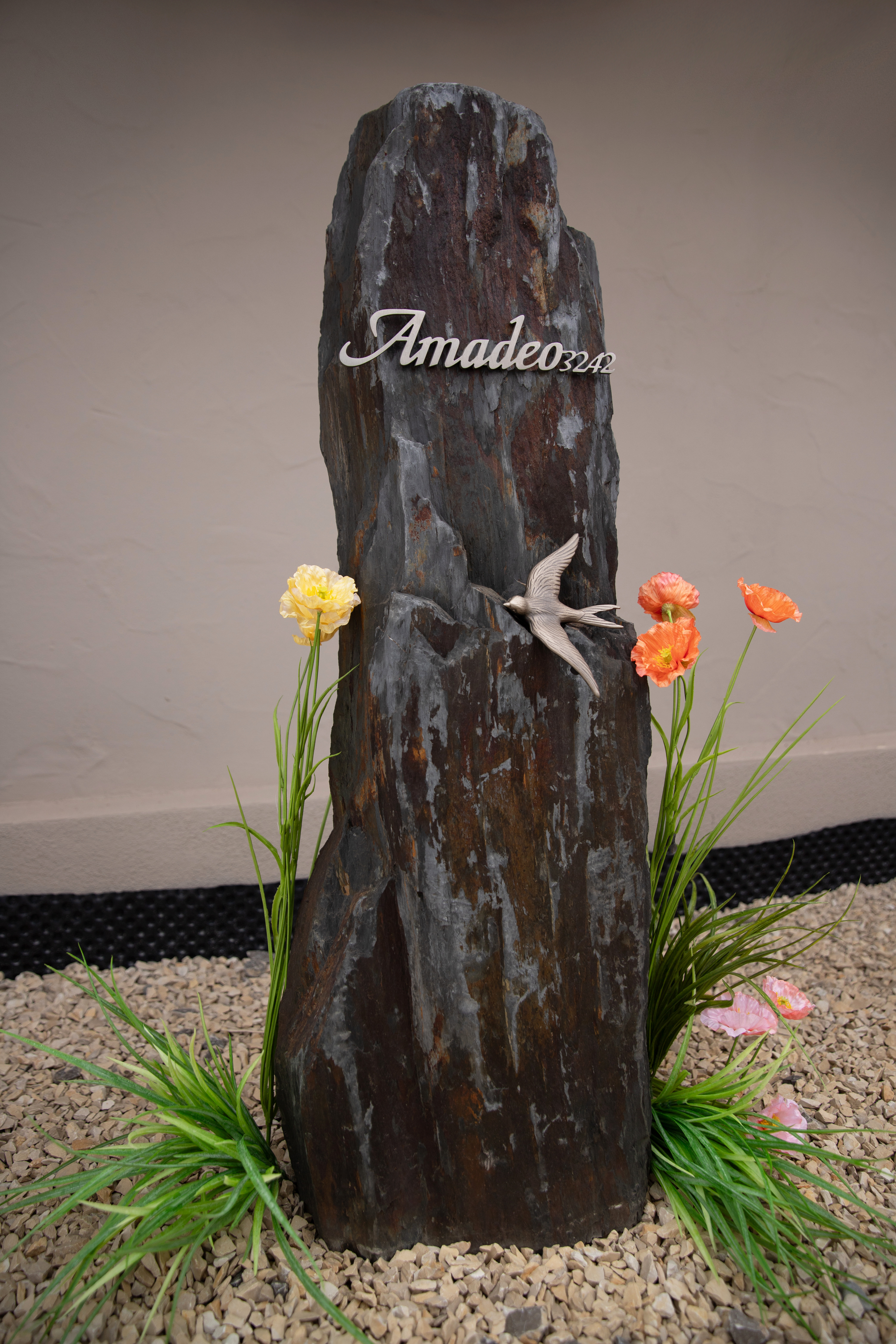 Einzelgrabstein ,,Amadeo & Schwalbe" in naturbelassenen Schiefer