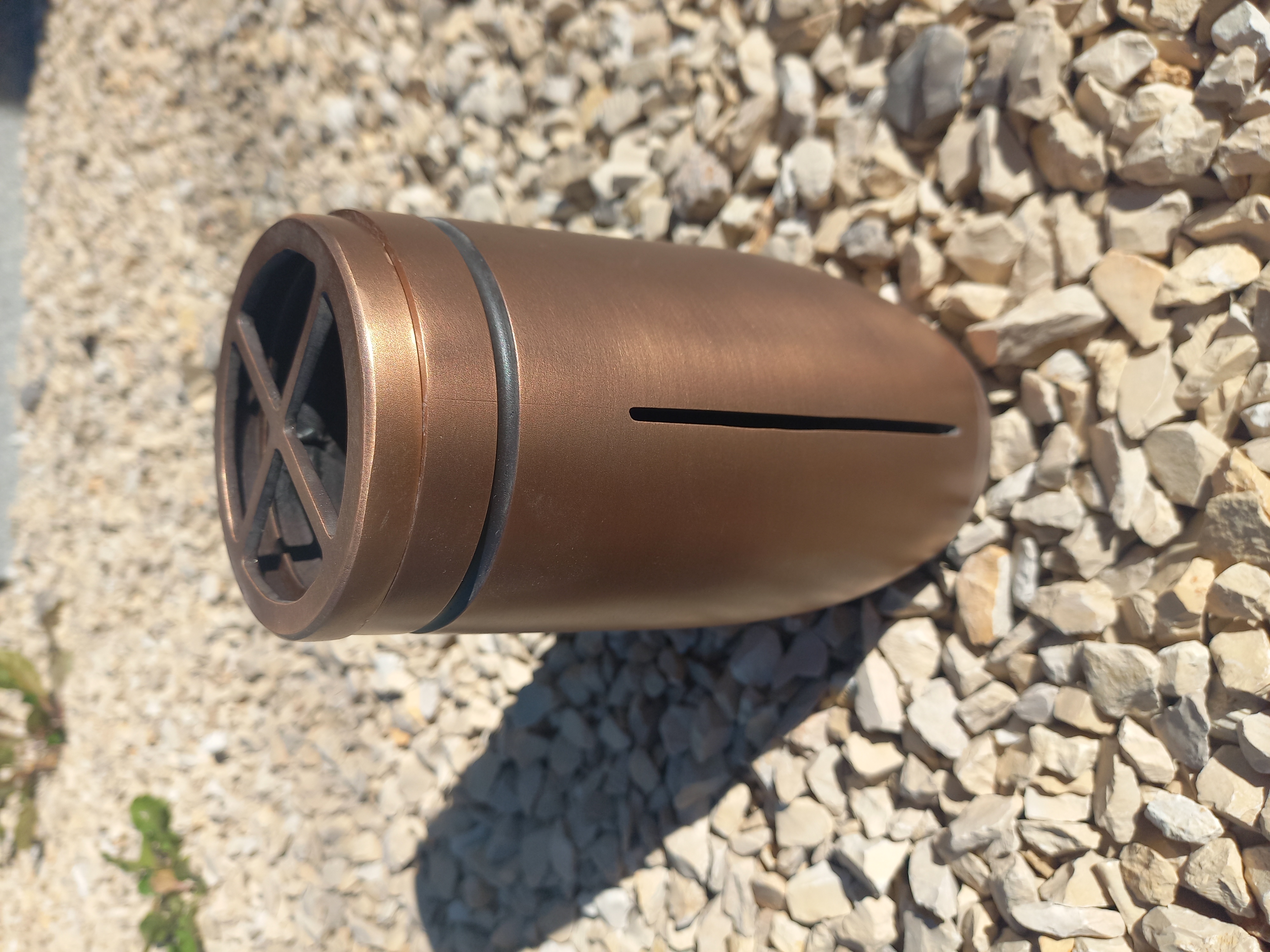 Vase in Bronze mit ,,Blumenverteiler"
